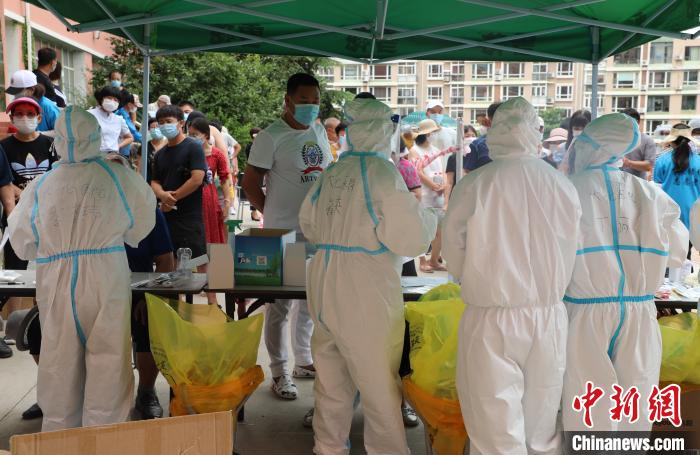 圖為醫(yī)護(hù)人員為市民進(jìn)行核酸檢測(cè)。楊毅 攝