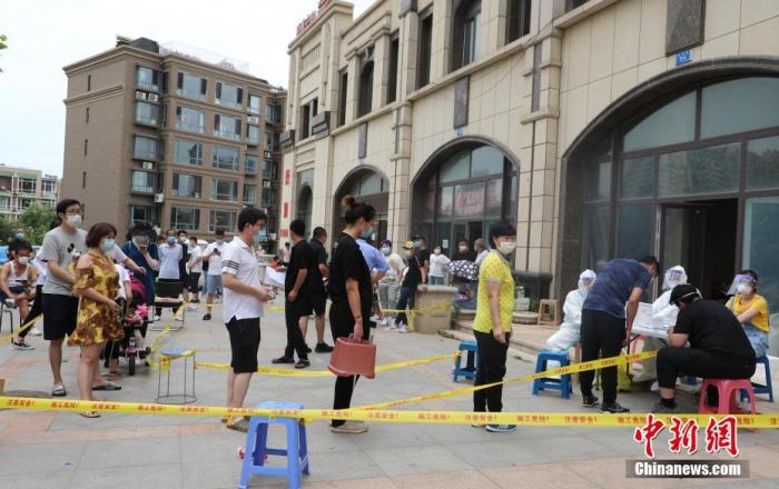 7月26日，遼寧大連，市民排隊(duì)進(jìn)行核酸檢測(cè)。當(dāng)日，大連市統(tǒng)籌推進(jìn)新冠肺炎疫情防控和經(jīng)濟(jì)社會(huì)發(fā)展工作指揮部發(fā)布消息稱，為有效降低疫情擴(kuò)散風(fēng)險(xiǎn)，遼寧大連按照“應(yīng)檢盡檢、愿檢盡檢”的原則，即日起在全市范圍內(nèi)開展免費(fèi)核酸檢測(cè)。
a target='_blank' href='http://www.chinanews.com/'中新社/a記者 楊毅 攝