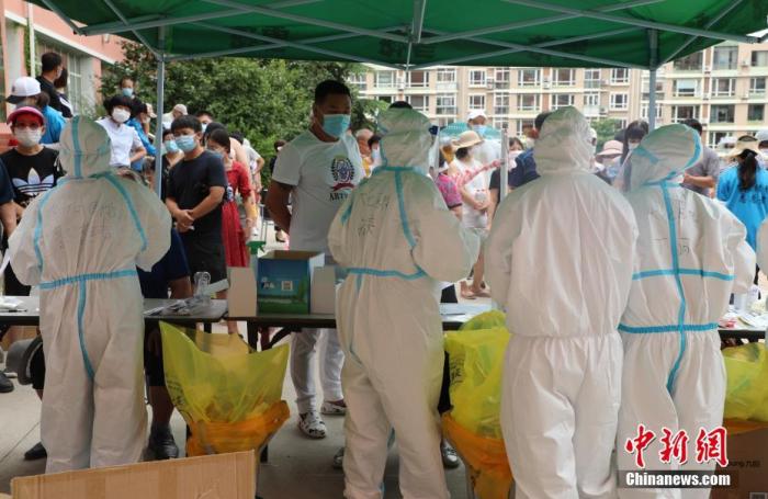 7月26日，遼寧大連，醫(yī)護(hù)人員為市民進(jìn)行核酸檢測(cè)。當(dāng)日，大連市統(tǒng)籌推進(jìn)新冠肺炎疫情防控和經(jīng)濟(jì)社會(huì)發(fā)展工作指揮部發(fā)布消息稱，為有效降低疫情擴(kuò)散風(fēng)險(xiǎn)，遼寧大連按照“應(yīng)檢盡檢、愿檢盡檢”的原則，即日起在全市范圍內(nèi)開展免費(fèi)核酸檢測(cè)。
a target='_blank' href='http://www.chinanews.com/'中新社/a記者 楊毅 攝
