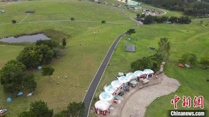 資料圖：圖為游客游覽木蘭草原 鄒浩 攝