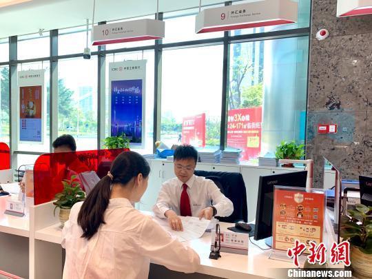 資料圖：銀行工作人員正在為客戶服務。趙玎 攝