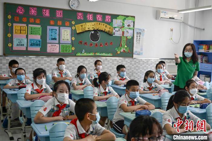 資料圖：小學(xué)生佩戴口罩返校復(fù)課。張興龍 攝