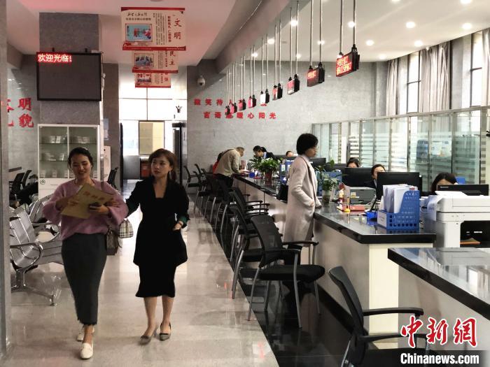 民眾在政務(wù)服務(wù)中心辦理不動產(chǎn)權(quán)證書?？姵?攝
