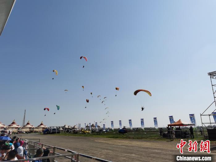圖為飛行大會現(xiàn)場。李愛平 攝