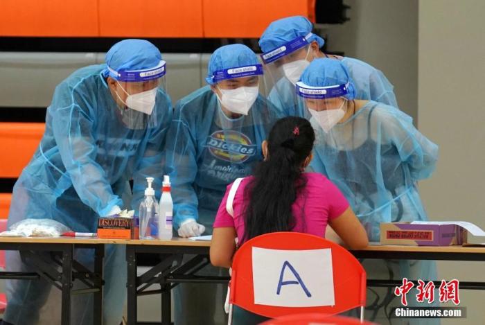 資料圖：8月25日上午，有外傭陸續(xù)來到設于香港港灣道體育館的臨時樣本采集中心，接受新冠病毒檢測服務。 a target='_blank' href='http://www.chinanews.com/'中新社/a記者 張煒 攝