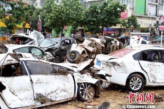 綏德街頭的受損汽車。田進 攝