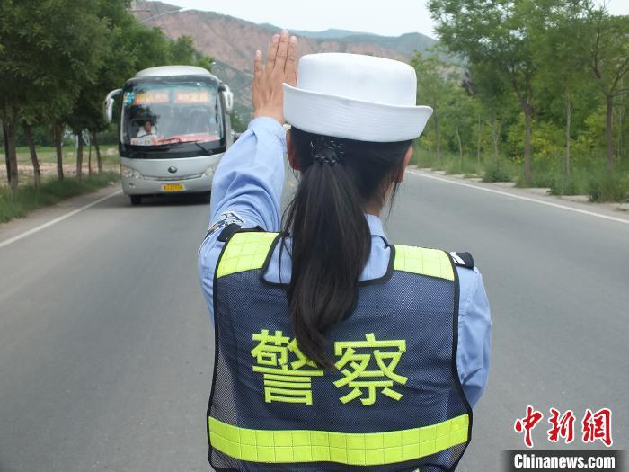 圖為交通警察巡邏檢查車輛。(資料圖) 史靜靜 攝