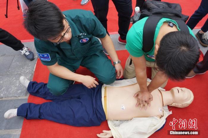 資料圖：一位學生在志愿者的幫助下學習心肺復蘇術。 董曉斌 攝