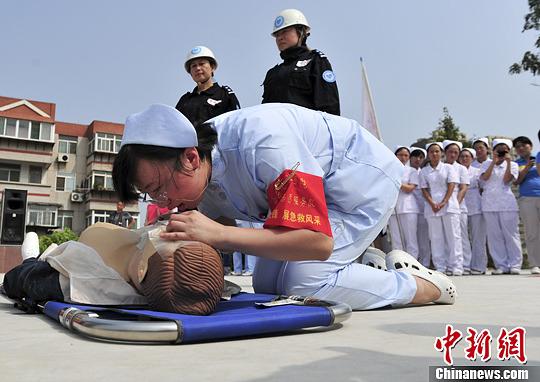 資料圖：志愿者進行急救演練。a target='_blank' href='http://www.chinanews.com/'中新社/a發(fā) 張勇 攝