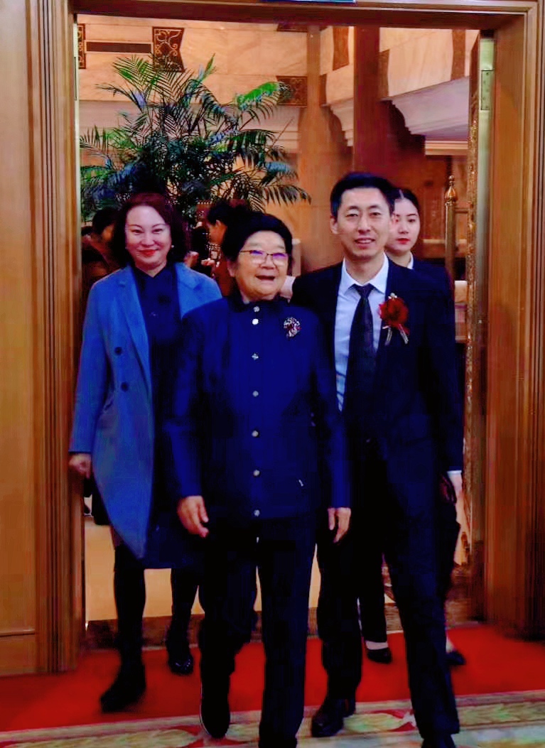 5 圖為彭巖會長和顧秀蓮委員長.jpg