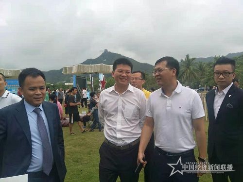 瓊海市人民政府副市長陳國文、瓊海市旅游和文化廣電體育局局長符策冠、北京八大處控股集團海南分公司總經(jīng)理陳澤揚察看農(nóng)產(chǎn)品.jpg