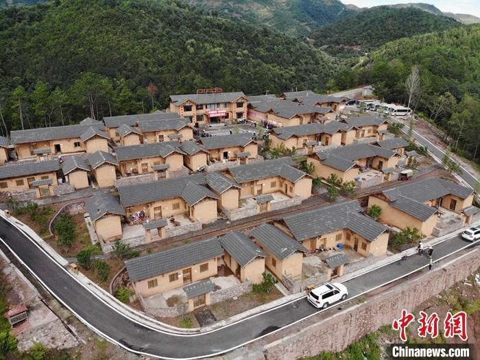 資料圖：航拍昭覺(jué)縣三岔河鄉(xiāng)三河村新居。a target='_blank' href='http://www.chinanews.com/'中新社/a記者 張浪 攝
