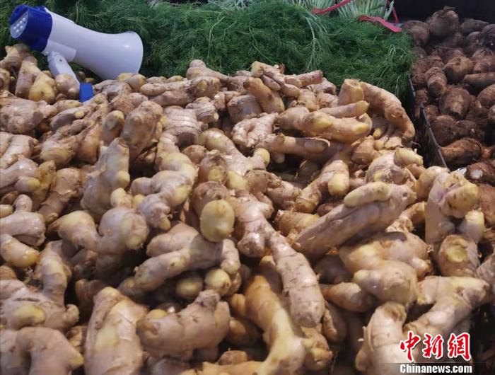圖為北京西城區(qū)一家超市內(nèi)的生姜。 a target='_blank' href='http://www.chinanews.com/' 中新網(wǎng)/a記者 謝藝觀 攝