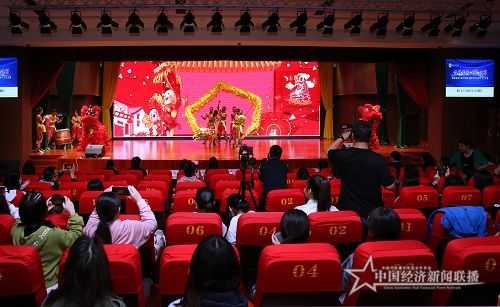 參賽國際學(xué)生展示語言才能和中華才藝 (1).jpg