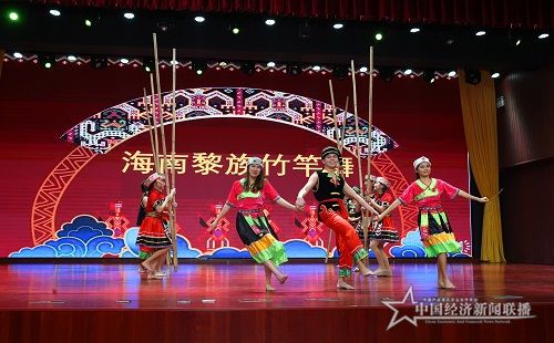 參賽國際學(xué)生展示語言才能和中華才藝 (2).jpg