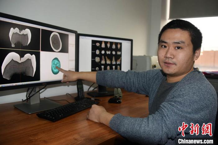 邢松研究員介紹對(duì)梅鋪古人類牙齒化石進(jìn)行顯微斷層掃描（micro-CT）相關(guān)情況。孫自法攝
