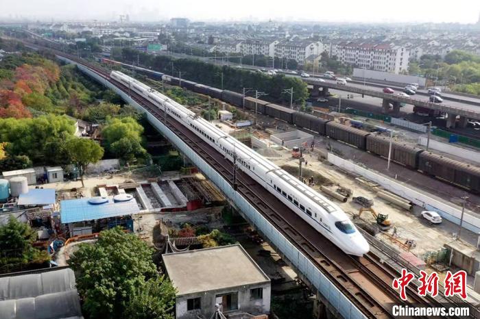 隧道上方就是滬寧城際高鐵。劉福昌 攝