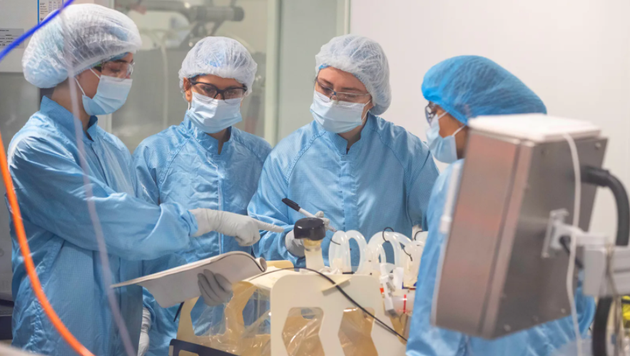 迄今為止，對現(xiàn)有新冠疫苗的評估都還不是基于它們預(yù)防傳播的能力，而是主要基于它們能否阻止癥狀的惡化