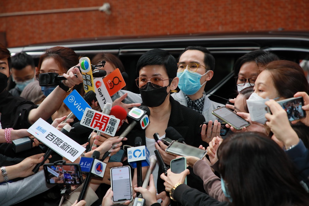 吳君如在現(xiàn)場接受媒體采訪。她回憶與吳孟達(dá)合作的點(diǎn)滴，透露對方曾教自己劃拳，“他演過我爸爸，演過我三叔，也演過我表哥，現(xiàn)在來講，一夜都講不完?！彼硎静恢绤敲线_(dá)生病，直言很傷心很突然。