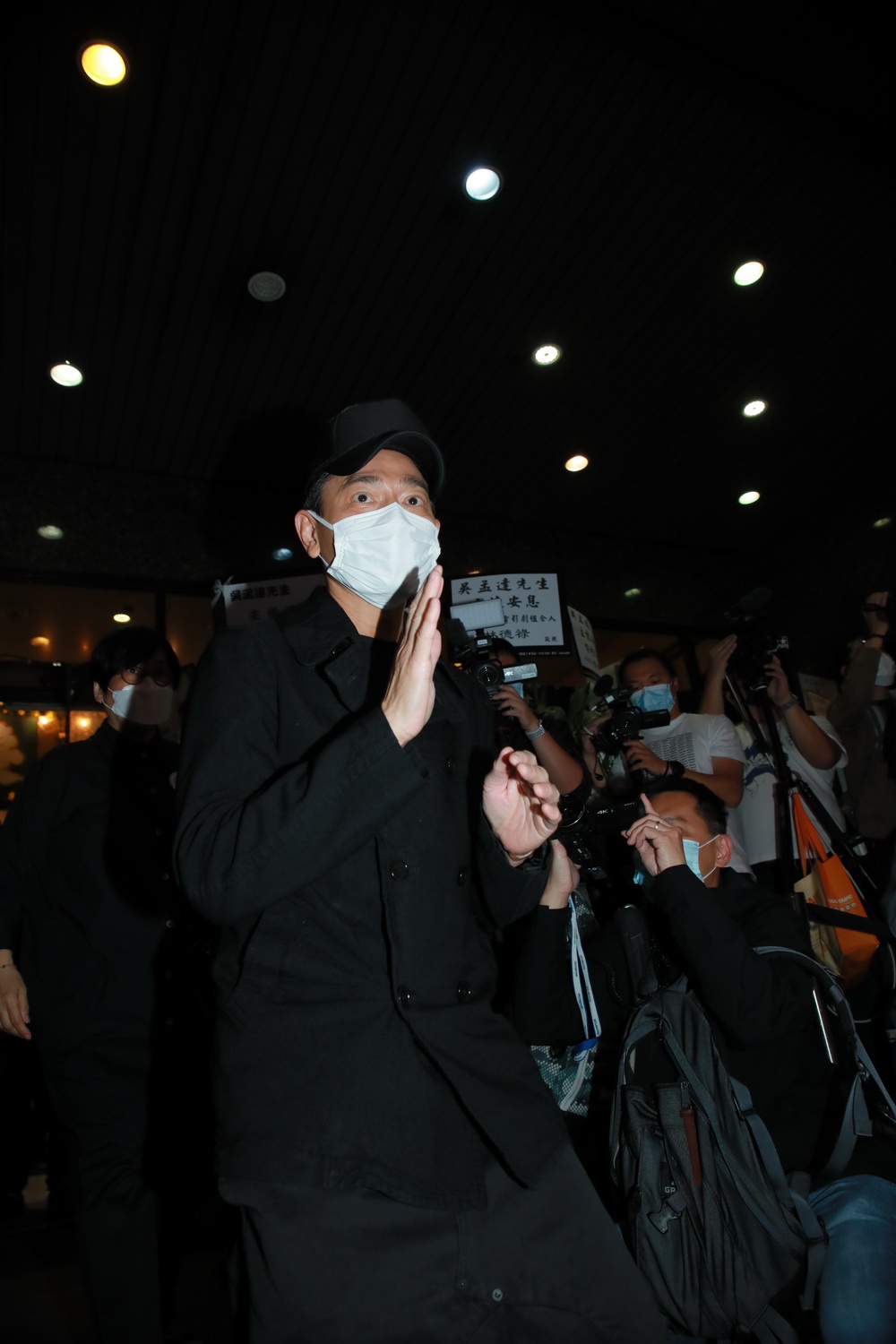 香港著名演員劉德華到殯儀館悼念吳孟達(dá)。