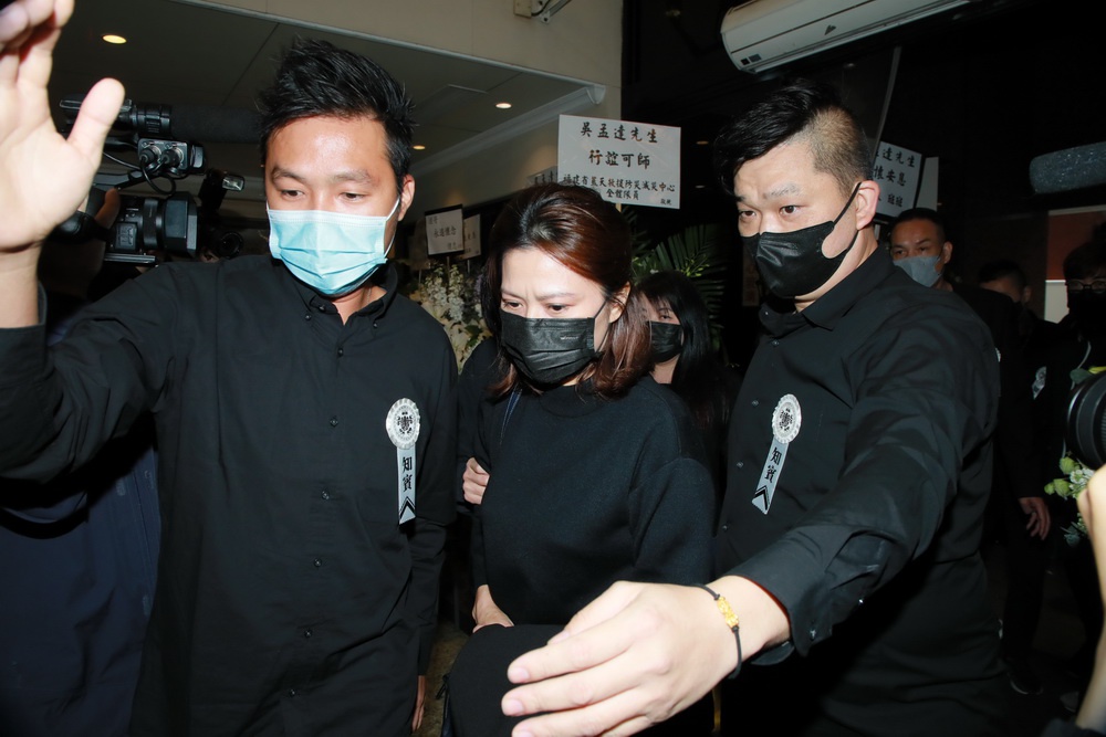 吳孟達(dá)妻子侯珊燕抵達(dá)殯儀館。