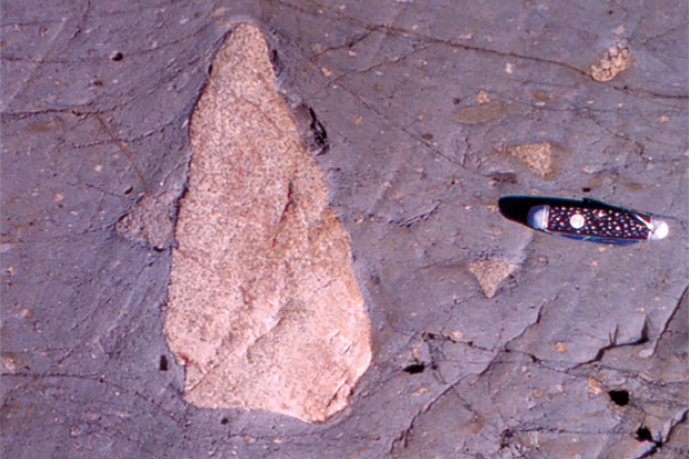 這塊落石位于加拿大安大略省懷特菲斯瀑布附近，休倫湖的北岸。22億年前，在漂浮的冰川作用下，這塊石頭“定居”在海底的沉積物中。