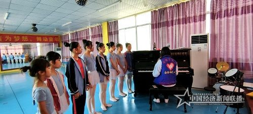 音樂(lè)舞蹈班志愿者教師正在指導(dǎo)學(xué)生鋼琴伴奏試唱.jpg