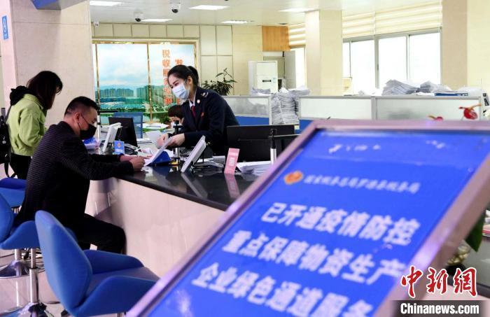 資料圖：國(guó)家稅務(wù)總局羅源縣稅務(wù)局開(kāi)通疫情防控稅收優(yōu)惠政策咨詢辦理綠色通道，幫助企業(yè)復(fù)產(chǎn)復(fù)銷(xiāo)。吳艷彬 攝