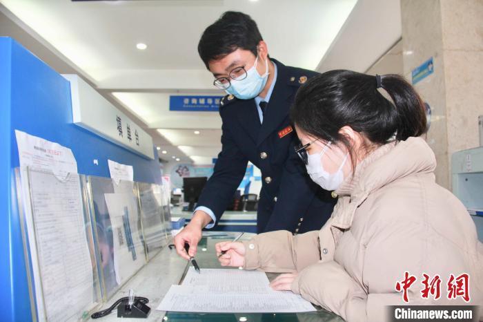 資料圖：稅務(wù)局工作人員為輔導(dǎo)納稅人填寫(xiě)《增值稅納稅申報(bào)表》 左林俊 攝