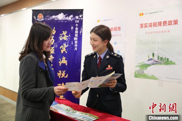 資料圖：圖為大連高新技術(shù)產(chǎn)業(yè)園區(qū)稅務(wù)局工作人員服務(wù)企業(yè)。左馨 攝