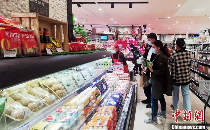 資料圖：民眾在一超市內(nèi)選購商品。
a target='_blank' href='http://www.chinanews.com/'中新社/a記者 劉忠俊 攝