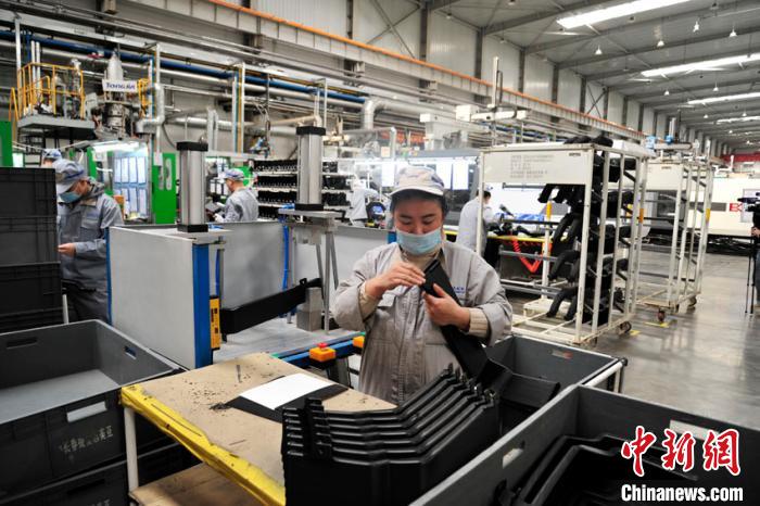 長春某汽車配件工廠正在加緊生產(chǎn)。高龍安 攝