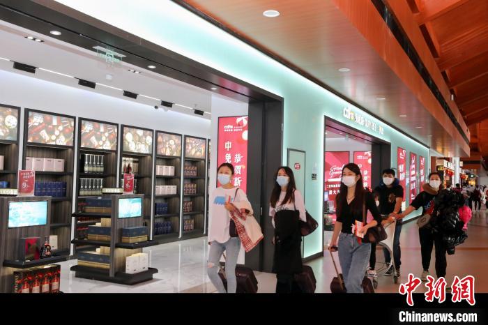 三亞機(jī)場(chǎng)航站樓客流。陳璐 供圖