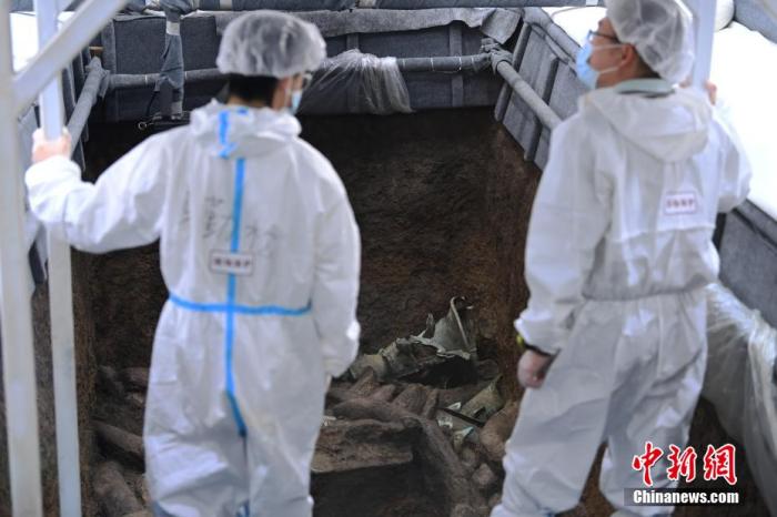 考古工作者在發(fā)掘現(xiàn)場工作。 安源 攝