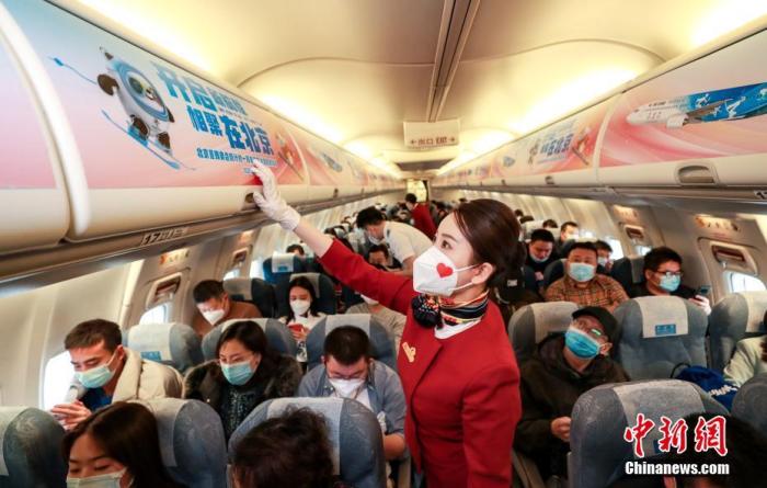 資料圖：乘務(wù)員在起飛前檢查行李艙。 a target='_blank' href='http://www.chinanews.com/'中新社/a記者 賈天勇 攝