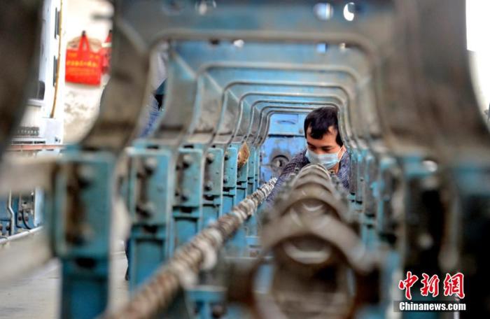 資料圖：工人正在安裝新的生產(chǎn)線，擴(kuò)大生產(chǎn)。 林弘梫 攝