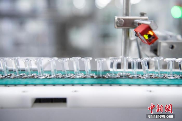 資料圖：包裝流水線上的預(yù)充式注射器裝疫苗。 a target='_blank' href='http://www.chinanews.com/'中新社/a記者 侯宇 攝