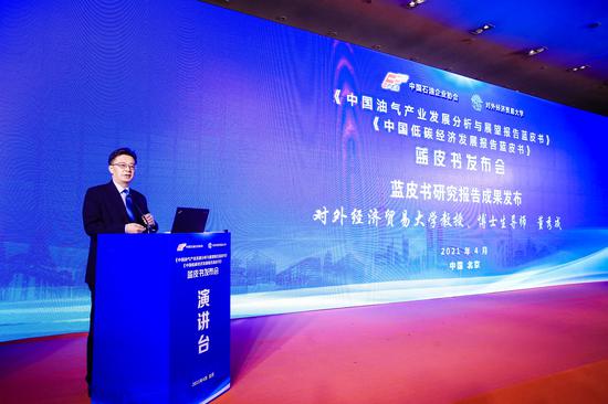 對(duì)外經(jīng)濟(jì)貿(mào)易大學(xué)國際經(jīng)貿(mào)學(xué)院教授、博士生導(dǎo)師董秀成