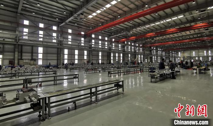 山西加快資源型經(jīng)濟(jì)向創(chuàng)新型經(jīng)濟(jì)轉(zhuǎn)變。圖為山西某制造企業(yè)。高瑞峰 攝