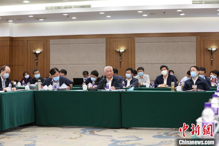 王志剛出席“碳中和科技創(chuàng)新路徑選擇”香山科學(xué)會議，聽取研討成果并講話。科技部 供圖 攝