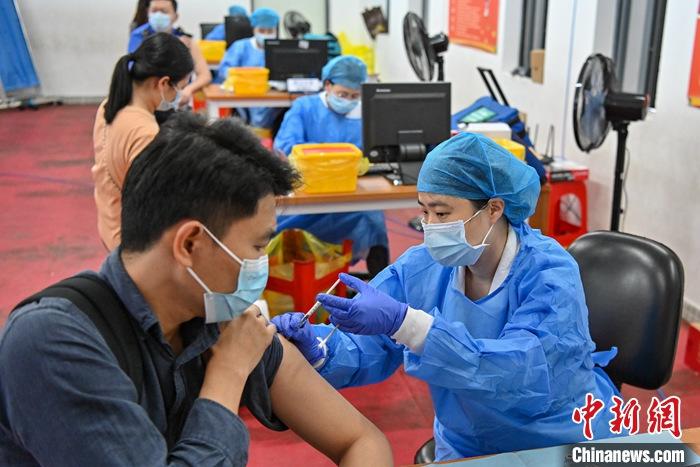 4月8日，廣東省廣州市，市民在梅花村街新冠疫苗臨時接種點接種疫苗。近日，廣東省衛(wèi)生健康委員會發(fā)布公告稱，該省境外防輸入任務(wù)艱巨，需盡快建立群體免疫屏障。在新形勢下，廣東結(jié)合疫苗總體供應(yīng)不足的現(xiàn)狀，提出了“區(qū)分梯次、板塊輪動&”的接種策略，將廣州、深圳、佛山、東莞、珠海5市確定為疫苗重點接種城市。 a target='_blank' href='http://www.chinanews.com/'中新社/a記者 陳驥旻 攝 