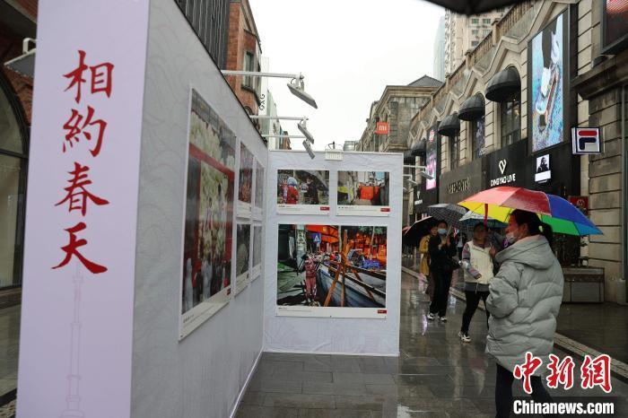 4月7日，“相約春天”抗疫圖片展在武漢楚河漢街展出吸引市民參觀 張暢 攝
