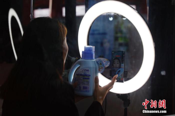 11月8日，上海，第三屆中國(guó)國(guó)際進(jìn)口博覽會(huì)消費(fèi)品展區(qū)內(nèi)，獅王展臺(tái)的工作人員正在進(jìn)行網(wǎng)絡(luò)直播。
a target='_blank' href='http://www.chinanews.com/'中新社/a記者 韓海丹 攝