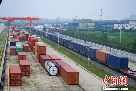 資料圖為中國鐵路上海局合肥貨運(yùn)中心整裝待發(fā)的中歐班列。a target='_blank' href='http://www.chinanews.com/'中新社/a發(fā) 呂晉 攝