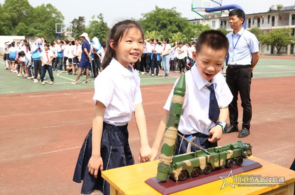 參觀航天模型1(1).jpg