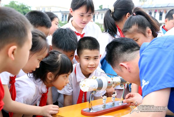 為孩子們講解航天模型1.JPG