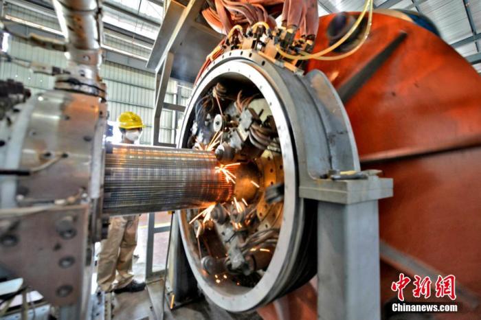 資料圖：工人在智能生產(chǎn)車間生產(chǎn)管道。 林弘梫 攝