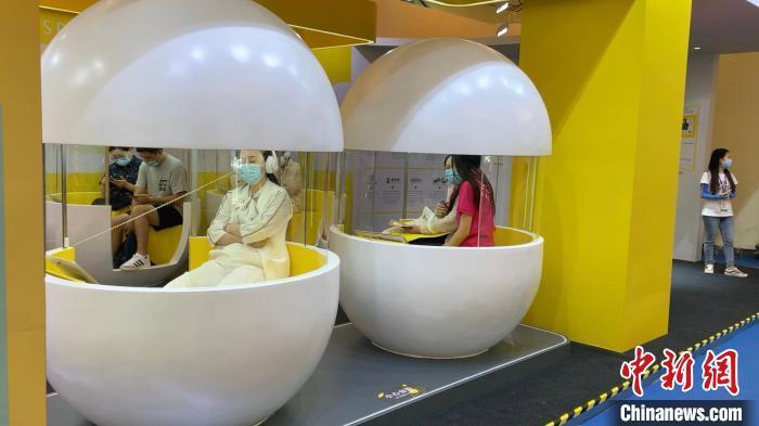 資料圖：書(shū)展中，讀者在“時(shí)間膠囊”內(nèi)感受沉浸式視聽(tīng)體驗(yàn)。周卓傲 攝