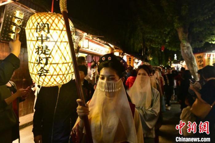 閬中提燈會游古城。閬中市委宣傳部供圖 閬中市委宣傳部供圖 攝