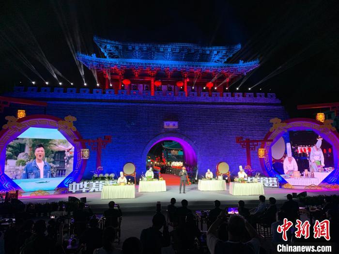 揚(yáng)州烹飪大師們登臺(tái)獻(xiàn)藝，展示他們的拿手絕活。崔佳明 攝